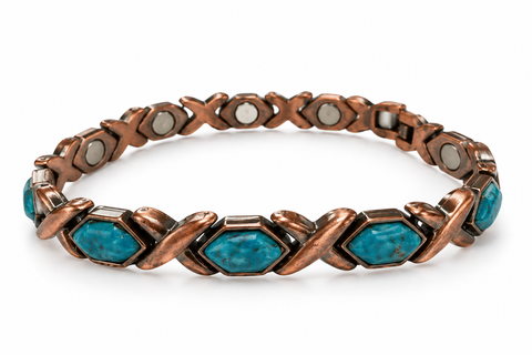 Pulsera de cobre con turquesas hexagonales en foto de estudio